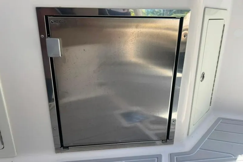 Slide: The Image of Un refrigerador de acero inoxidable está integrado en el panel lateral blanco de un barco. - 55