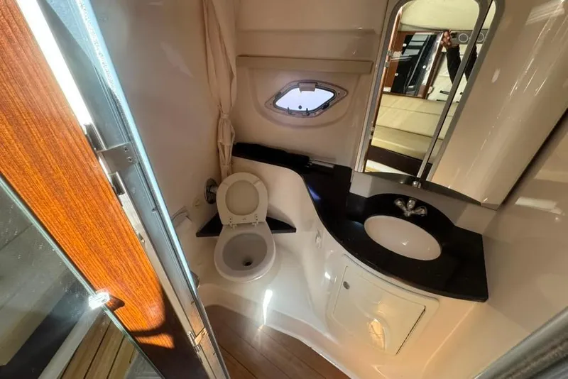 Slide: The Image of Das Bild zeigt das Badezimmer einer Regal 35 Sport Coupe von 2015. Es hat eine Toilette, ein Waschbecken und ein kleines Fenster. - 39