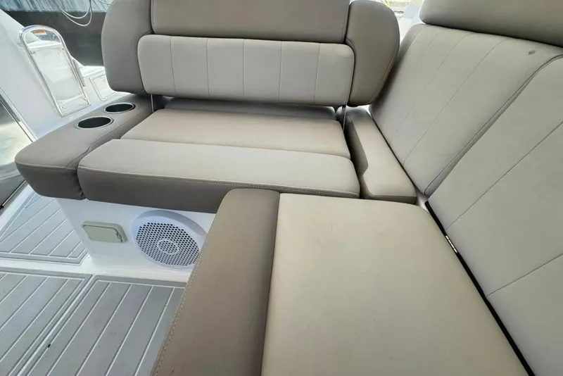 Slide: The Image of De zitruimte op een Regal 35 Sport Coupe 2015 heeft kussens en bekerhouders. - 27