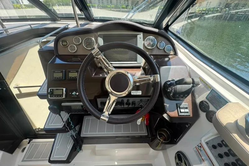 Slide: The Image of La cabina del Regal 35 Sport Coupe 2015 presenta un volante moderno e instrumentos. - 33