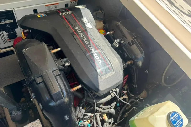 Slide: The Image of Un moteur Volvo Penta dans un Regal 35 Sport Coupe de 2015. - 93