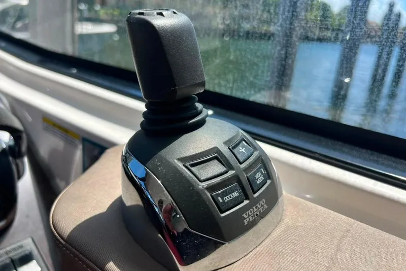 Slide: The Image of Primo piano di un joystick Volvo Penta su una barca Regal 35 Sport Coupe. - 71
