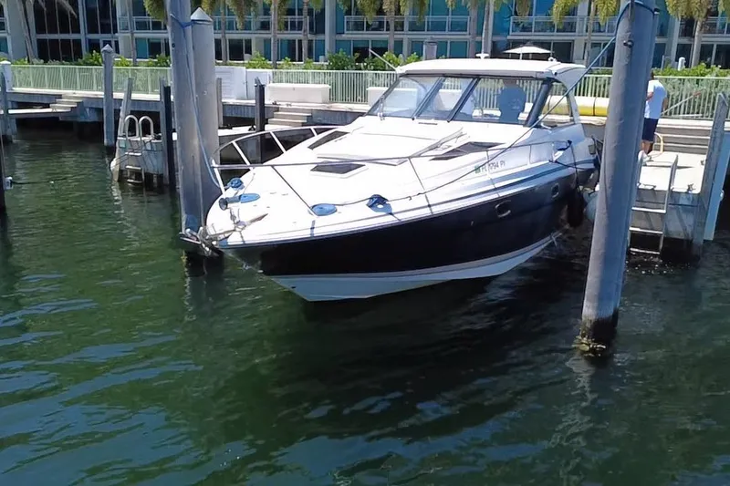 The Image of Un Regal 35 Sport Coupe de 2015 est amarré dans l'eau. - 3