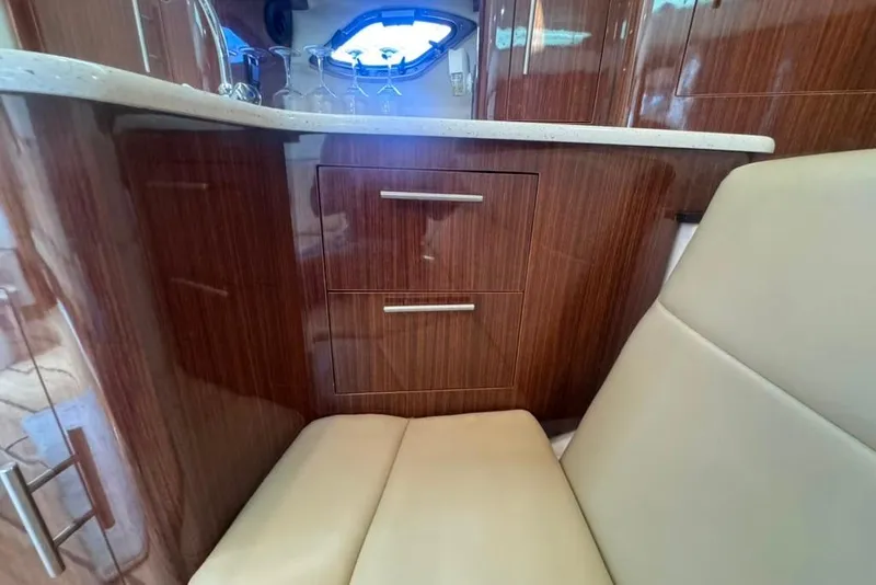 Slide: The Image of Innenraum einer Regal 35 Sport Coupe von 2015 mit Holzschränken und beigem Sitz. - 53