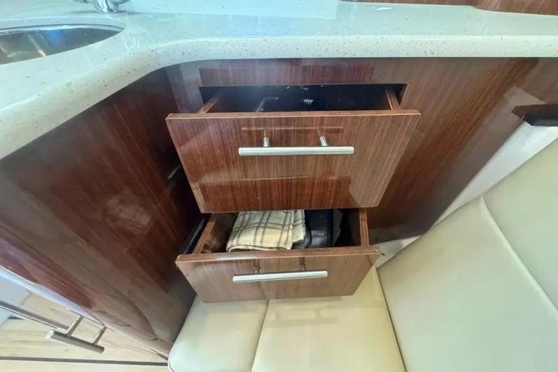 Slide: The Image of De binnenkant toont twee open houten lades onder een aanrechtblad in een boot. - 52