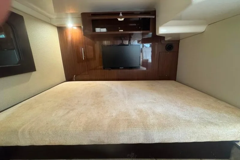 Slide: The Image of De cabine van de Regal 35 Sport Coupe 2015 heeft een groot bed en een tv. - 43