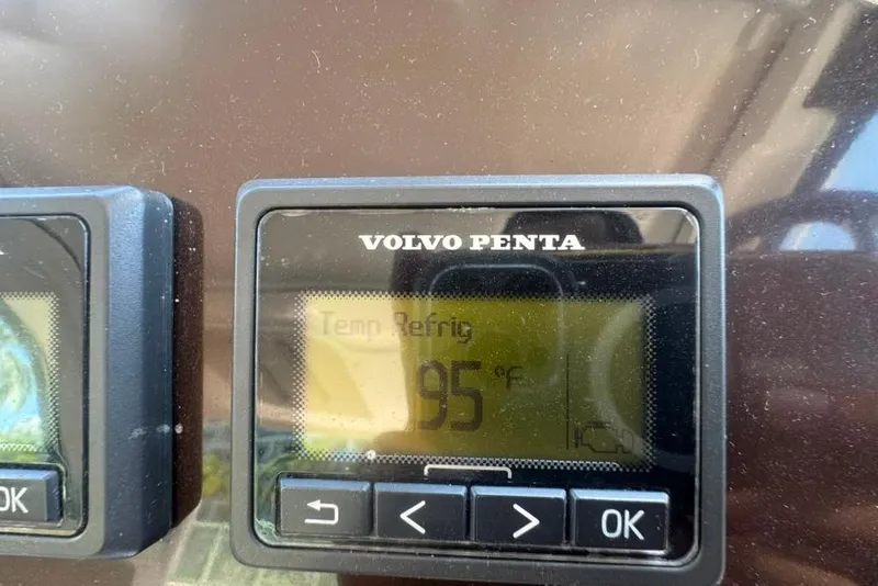 Slide: The Image of Volvo Penta display showing 95°F temperature on a 2015 Regal 35 Sport Coupe. - 83
