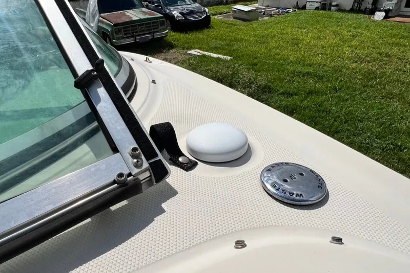Slide: The Image of 2007 Sea Ray 260 Sundeck boat deck with windshield and waste cap. - 20