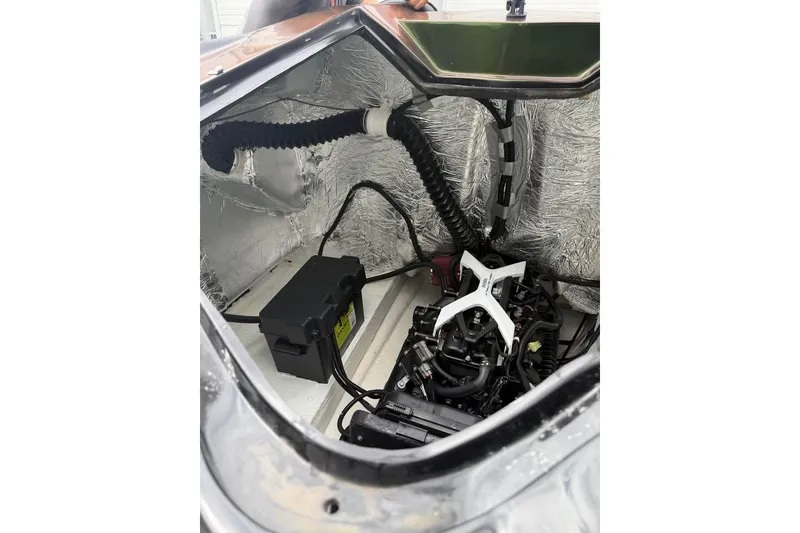 Slide: The Image of Interieur van een JetCar-motorruimte met bedrading en componenten. - 17