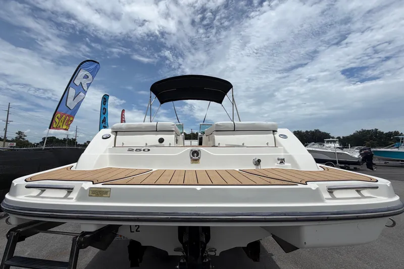 Slide: The Image of Vista trasera de un barco Sea Ray SLX 250 de 2007 en un lote de ventas. - 3