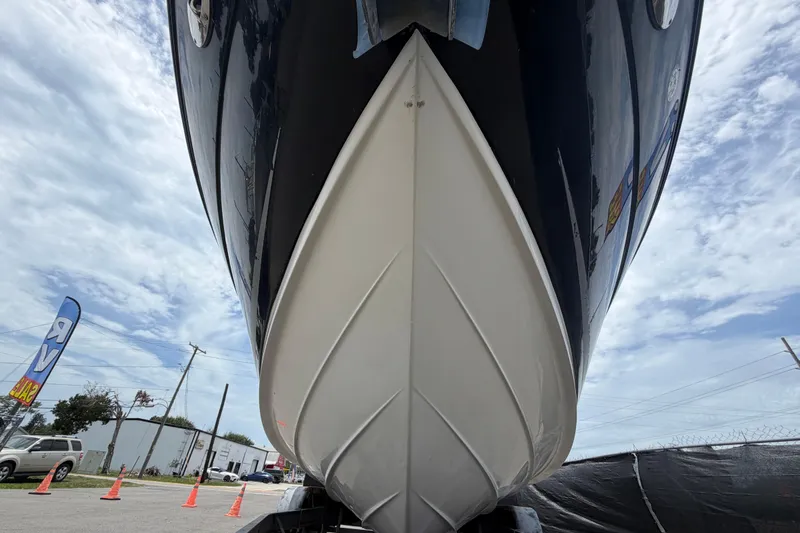 Slide: The Image of 2007 Sea Ray SLX 250 boot van onderaf bekeken. - 13