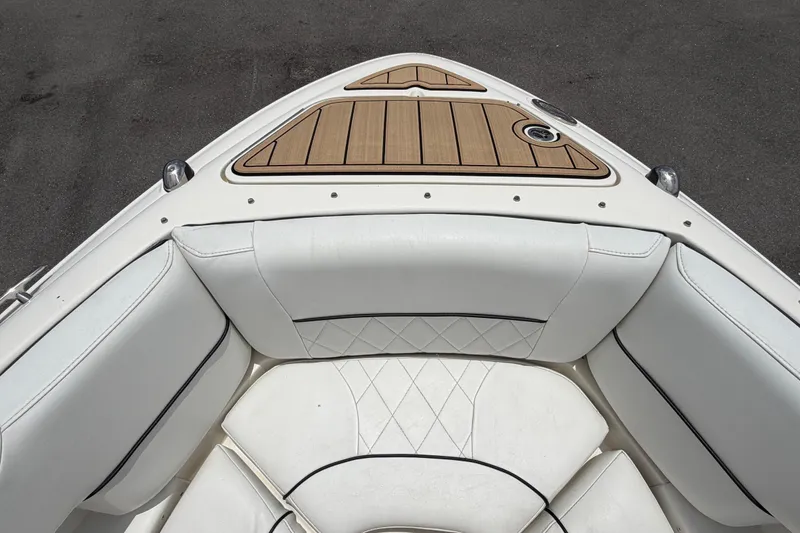 Slide: The Image of Interieur van een 2007 Sea Ray SLX 250 boot met witte bekleding. - 42