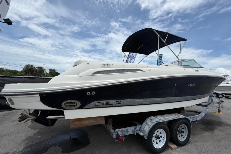 Slide: The Image of 2007 Sea Ray SLX 250 Boot auf Anhänger unter blauem Himmel. - 2
