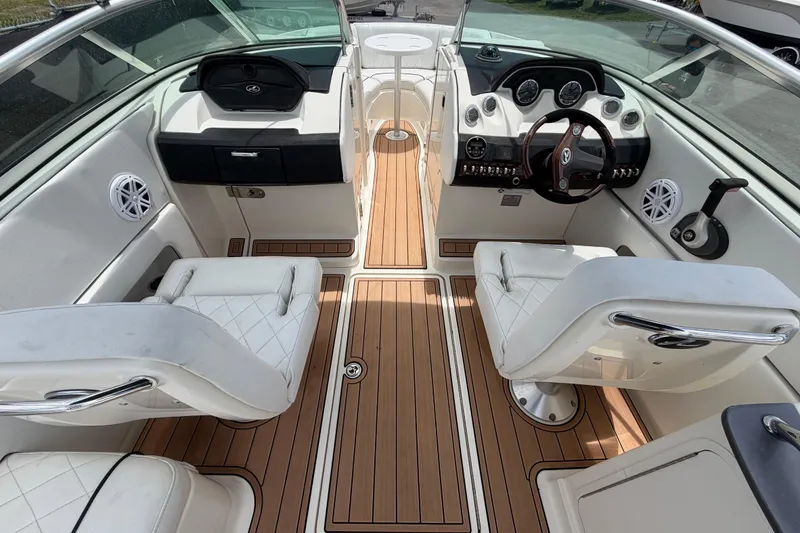 Slide: The Image of Interieur van een 2007 Sea Ray SLX 250 boot met stijlvolle zitplaatsen. - 24