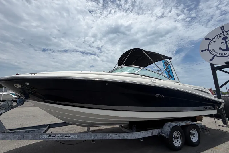 Slide: The Image of Barco Sea Ray SLX 250 de 2007 en remolque bajo cielo nublado. - 10
