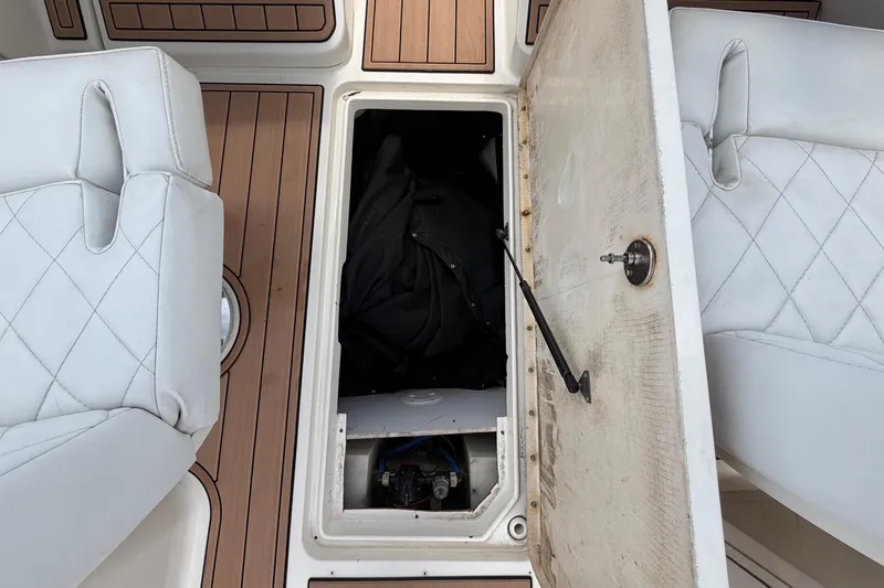 Slide: The Image of Interieur van een 2007 Sea Ray SLX 250 met opbergruimte. - 26