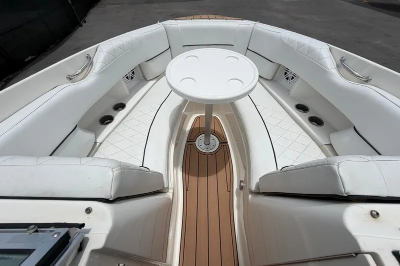 Slide: The Image of Interior de un Sea Ray SLX 250 2007 con tapicería blanca. - 40
