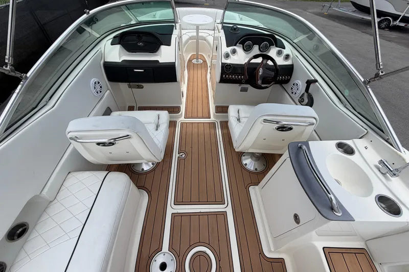Slide: The Image of Interieur van een 2007 Sea Ray SLX 250 boot met houten vloer. - 20