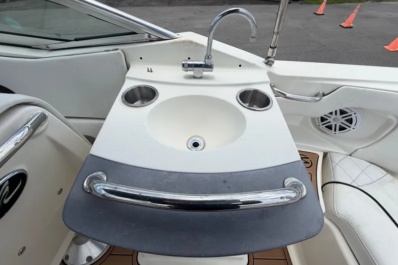 Slide: The Image of 2007 Sea Ray SLX 250 bootkeuken met gootsteen en armaturen. - 21
