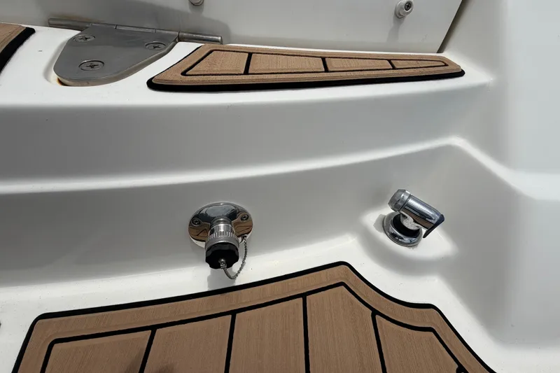 Slide: The Image of Detalle del deck del barco Sea Ray SLX 250 de 2007. - 17