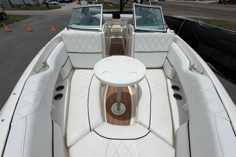 Slide: The Image of Interior de un barco Sea Ray SLX 250 2007 con tapicería blanca. - 45