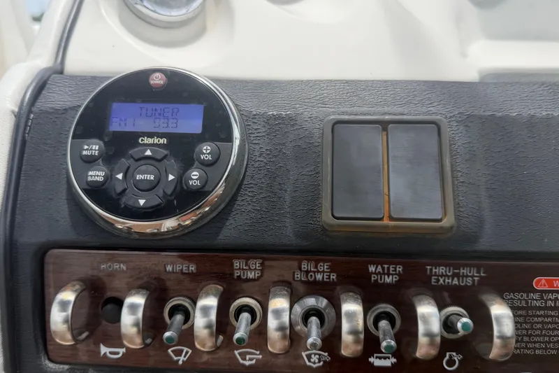 Slide: The Image of Armaturenbrett eines 2007 Sea Ray SLX 250 mit Clarion Radio. - 29