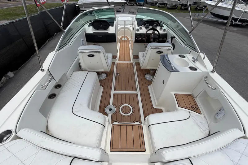 Slide: The Image of Interni di una Sea Ray SLX 250 del 2007 con pavimento in legno e sedili bianchi. - 19