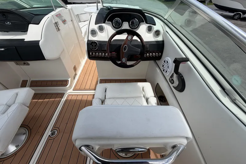 Slide: The Image of Interieur van een 2007 Sea Ray SLX 250 boot met houten panelen. - 27