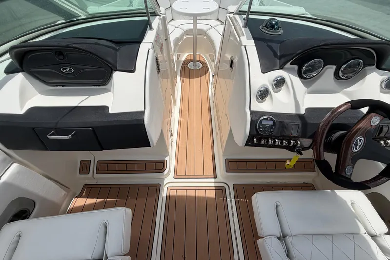 Slide: The Image of Interior de una Sea Ray SLX 250 2007 con suelo de madera y consola de mando. - 35