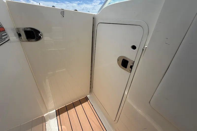 Slide: The Image of Innenraum einer 2007 Sea Ray SLX 250 mit Holzboden. - 37