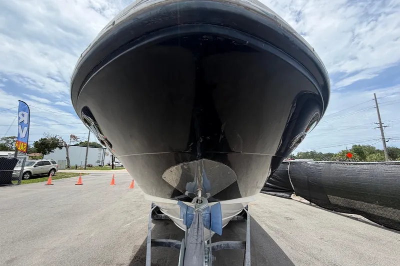 Slide: The Image of 2007 Sea Ray SLX 250 boot op trailer, vooraanzicht. - 12