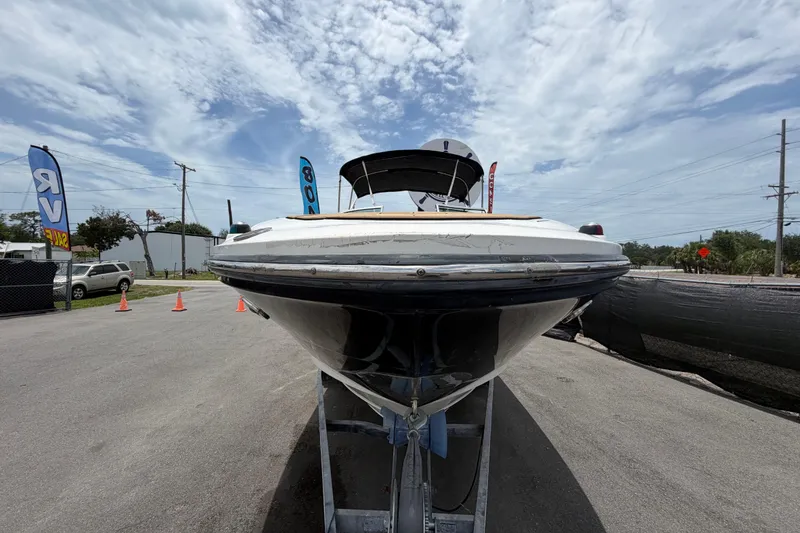 Slide: The Image of 2007 Sea Ray SLX 250 boot op trailer, vooraanzicht. - 11
