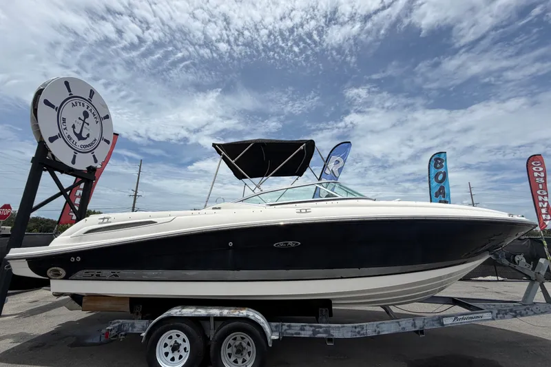 Slide: The Image of Barco Sea Ray SLX 250 de 2007 en remolque bajo cielo azul. - 1