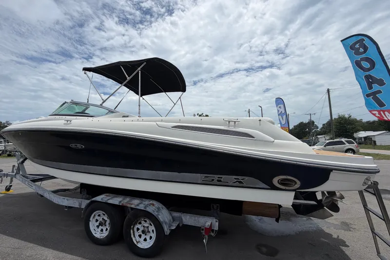 Slide: The Image of Barco Sea Ray SLX 250 2007 en remolque, vista lateral. - 8