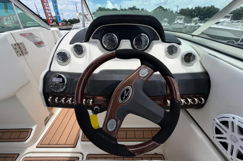 Slide: The Image of Stuurconsole van een 2007 Sea Ray SLX 250 boot met houten stuurwiel. - 28