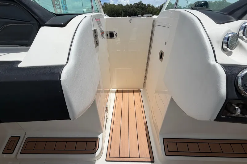 Slide: The Image of Interieur van een 2007 Sea Ray SLX 250 met houten vloer. - 36