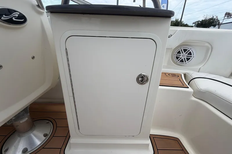 Slide: The Image of Interno di una Sea Ray SLX 250 del 2007 con altoparlante e vano portaoggetti. - 22