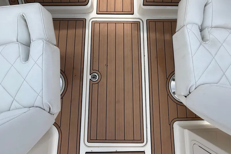 Slide: The Image of Interior de Sea Ray SLX 250 2007 con suelo de madera y asientos blancos. - 25
