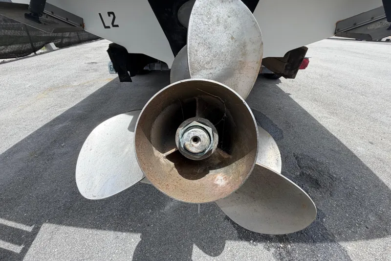 Slide: The Image of Nahaufnahme eines Propellers eines Sea Ray SLX 250 Bootes von 2007. - 6