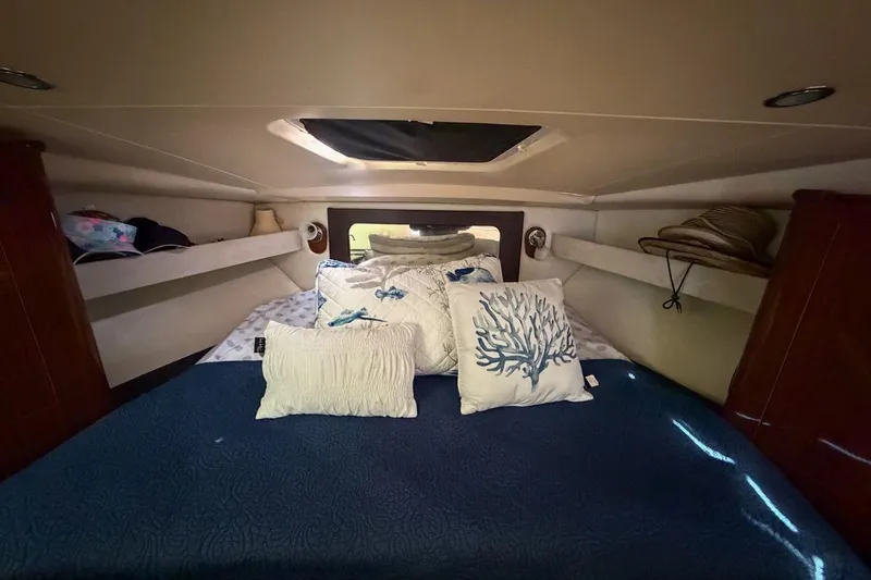 Slide: The Image of Innenraum der Regal 38 Express 2015 mit gemütlichem Bett und Kissen. - 81