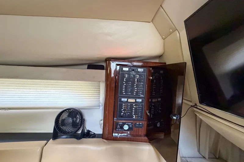 Slide: The Image of Interieur van Regal 38 Express 2015 met bedieningspaneel en ventilator. - 119