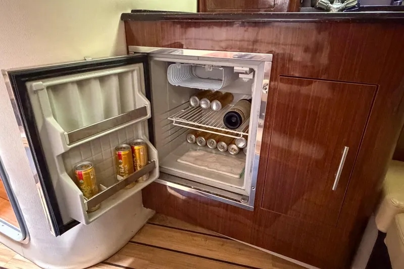 Slide: The Image of Réfrigérateur ouvert sur yacht Regal 38 Express, année 2015. - 101
