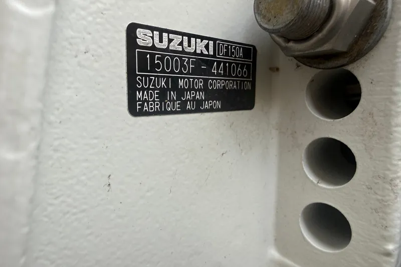 Slide: The Image of Gros plan sur une plaque moteur Suzuki avec modèle et numéro de série. - 30