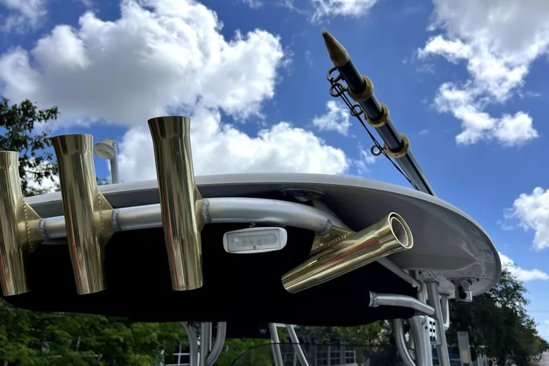 Slide: The Image of Wellcraft 35 Scarab Sport Open 2007 met hengelhouders onder blauwe lucht. - 33