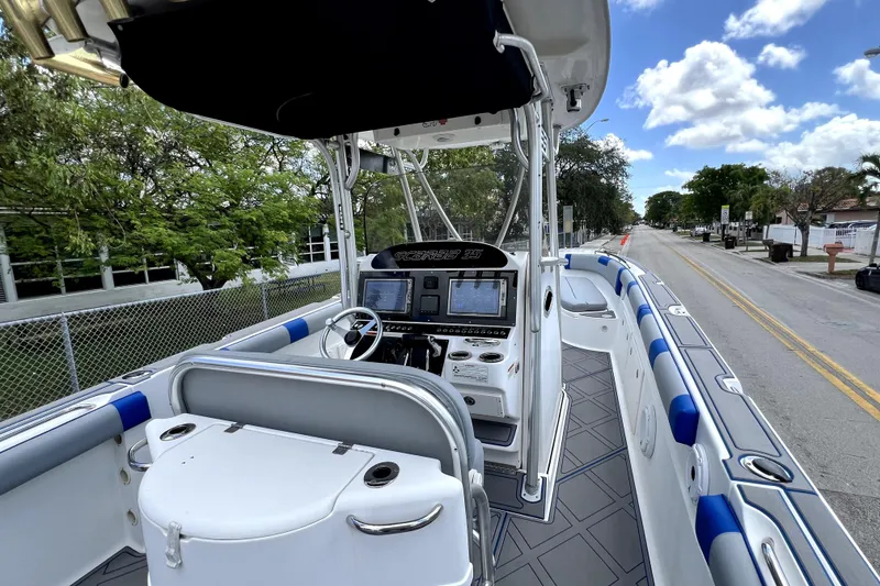 Slide: The Image of 2007 Wellcraft 35 Scarab Sport Open Boot auf Straße geparkt. - 29