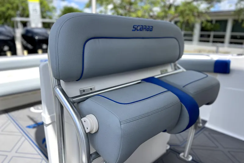 Slide: The Image of Grijze stoel op een 2007 Wellcraft 35 Scarab Sport Open boot. - 54