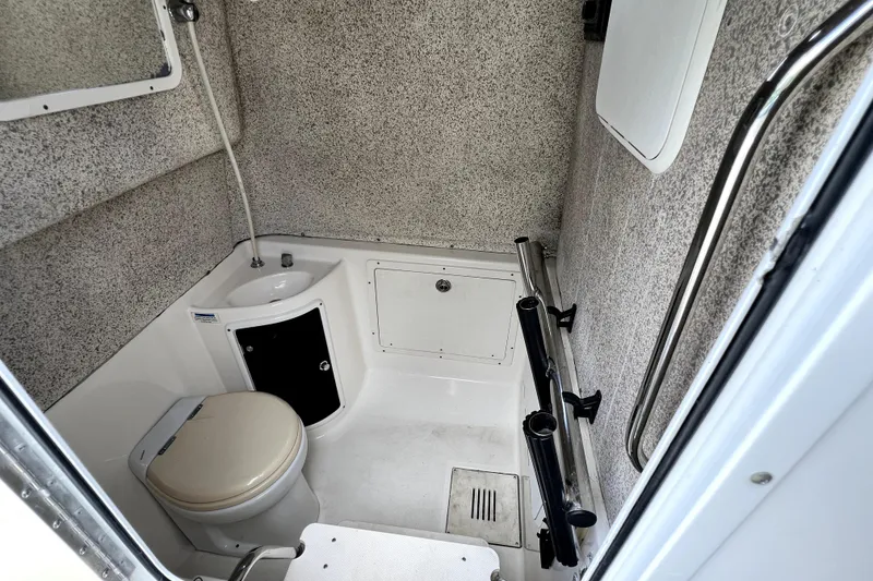 Slide: The Image of Innenraum der 2007 Wellcraft 35 Scarab Sport Open mit Toilette. - 56