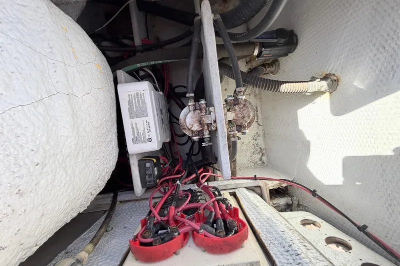 Slide: The Image of 2006 Grady-White Sailfish 282 boat wiring and battery compartment. - 200