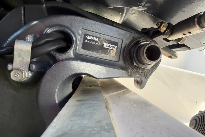 Slide: The Image of Nahaufnahme eines Yamaha-Motorenteils auf einem Grady-White Sailfish 282 Boot. - 49