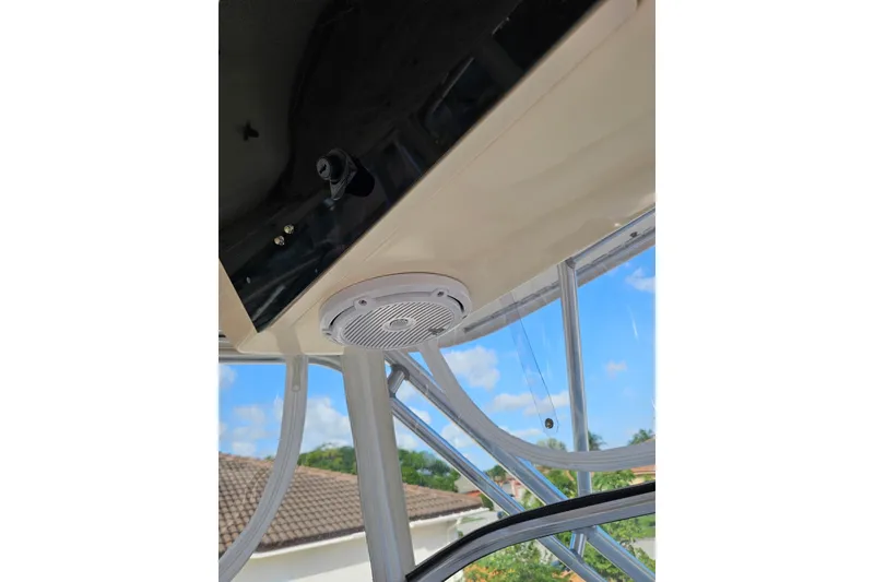 Slide: The Image of 2006 Grady-White Sailfish 282 boat interior with speaker and clear sky view. - 21